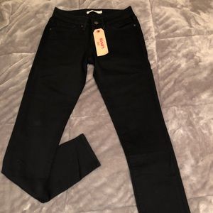 Black Levi’s skinny jeans